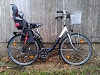 Iolithfalke mit Kindersitz im Familien Fahrrad Verleih
