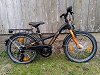 Weißes Kinderrad ohne Rücktrittbremse, 20'zoll, Mono Tube Rahmen, tiefer Durchstieg, 6/7-Gang Drehgriffschalter, Federgabel, 47-er Reifenbreite, Rahmenhöhen 30