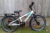 Weißes Kinderrad ohne Rücktrittbremse, 20'zoll, Mono Tube Rahmen, tiefer Durchstieg, 6/7-Gang Drehgriffschalter, Federgabel, 47-er Reifenbreite, Rahmenhöhen 30