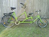 Grüner Hüpferling, 26/20 Zoll, 47-er Reifenbreite, Rahmenhöhen: vorne 33, hinten 56, Länge des Tandems: 225cm
