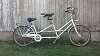 Weißes Doppel Damen Tandem, 26' Zoll, 47-er Reifenbreite, Rahmenhöhen: vorne 55, hinten 48, Länge des Tandems: 250cm