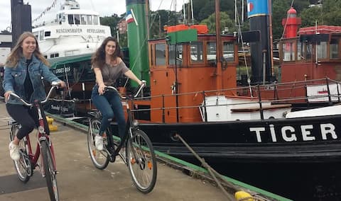 2 junge Frauen auf Verleih City Fahrrädern im Museumshafen Övelgönne