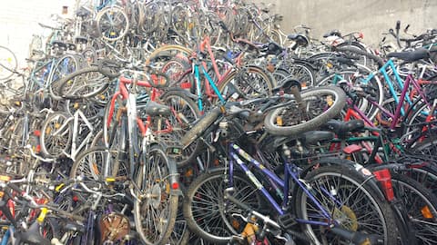 Foto eines 10 m hohen Haufens von Schrotträdern.