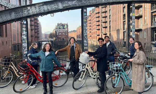 Fahrradfahrer mit E-Bikes in der Speicherstadt