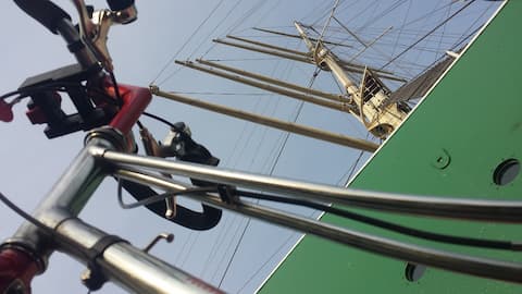 Edelstahl Fahrrad vor grünem Segelschiff (Rickmer Rickmers)