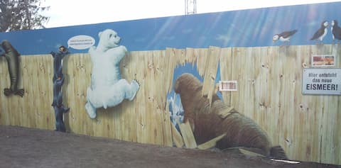 Mit Polartieren bemalter ehemaliger Bauzaun in Hagenbecks Tierpark