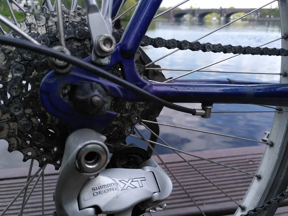 Kobalt blaues Kettenschaltungsrad vor der Krugkoppelbrücke in Hamburg