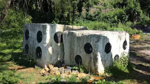 2 große Beton Würfel an der Elbe