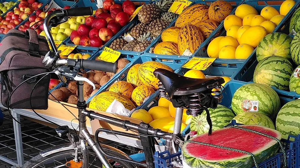 Edelstahl Fahrrad vor Gemüsestand mit bunten Früchten