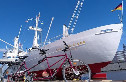 Violettes Tandem vor dem Schiff 'Cap San Diego'