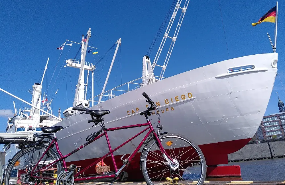 Violettes Tandem vor dem Schiff 'Cap San Diego'