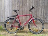 "Ruby Eagle 1", 24-Gang Drehgriffschalter (XT), Rizer Lenker, Standlicht vorne und hinten, 37-er Reifenbreite, Rahmenhöhe 61